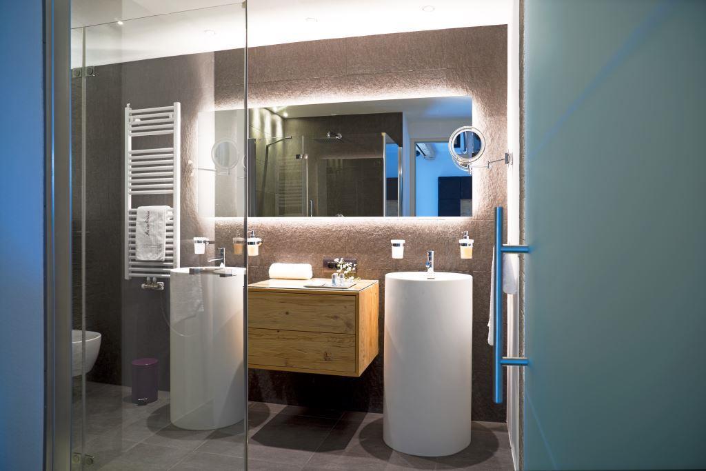 Luxury holiday flat dolomites bathroom